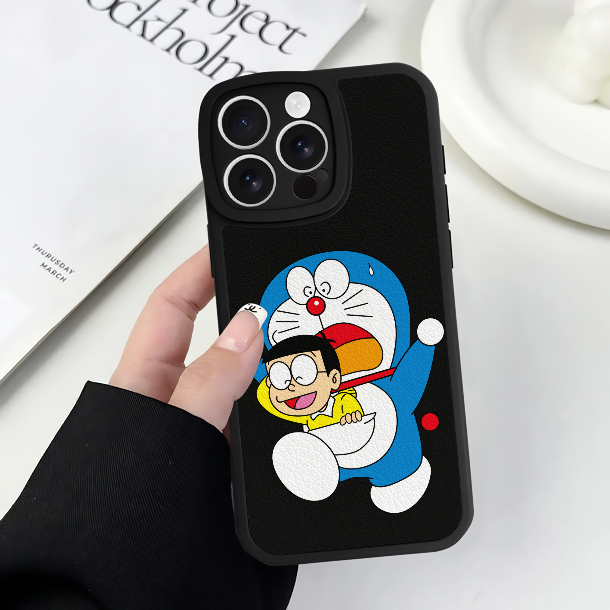 （画像用） ドラえもん Doraemon 【iPhone 16シリーズ対応】シリコンスマホケース（レザー調） 材質：シリコン